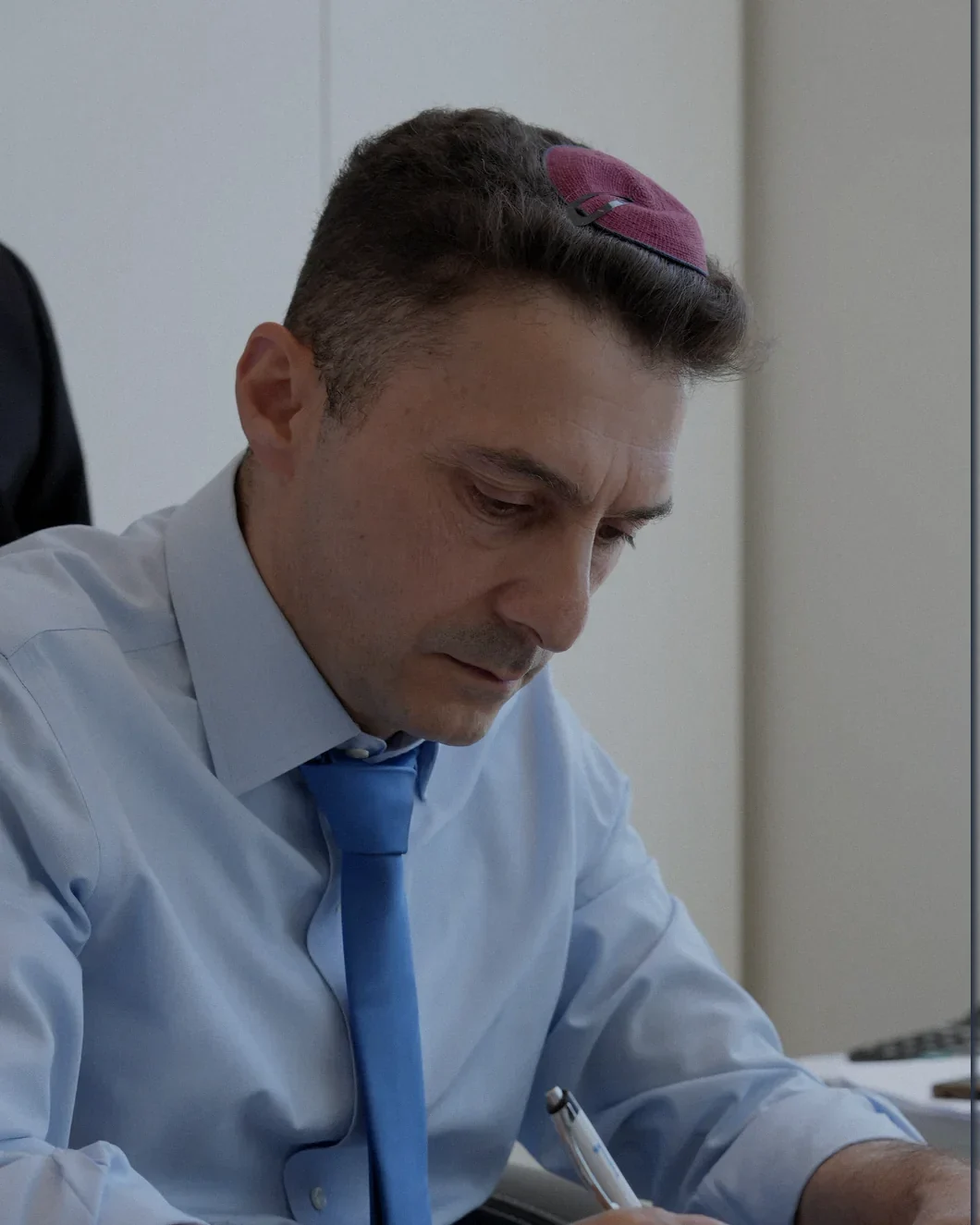 עו"ד ונוטריון ירון בן אור עובד על תיק במשרדו